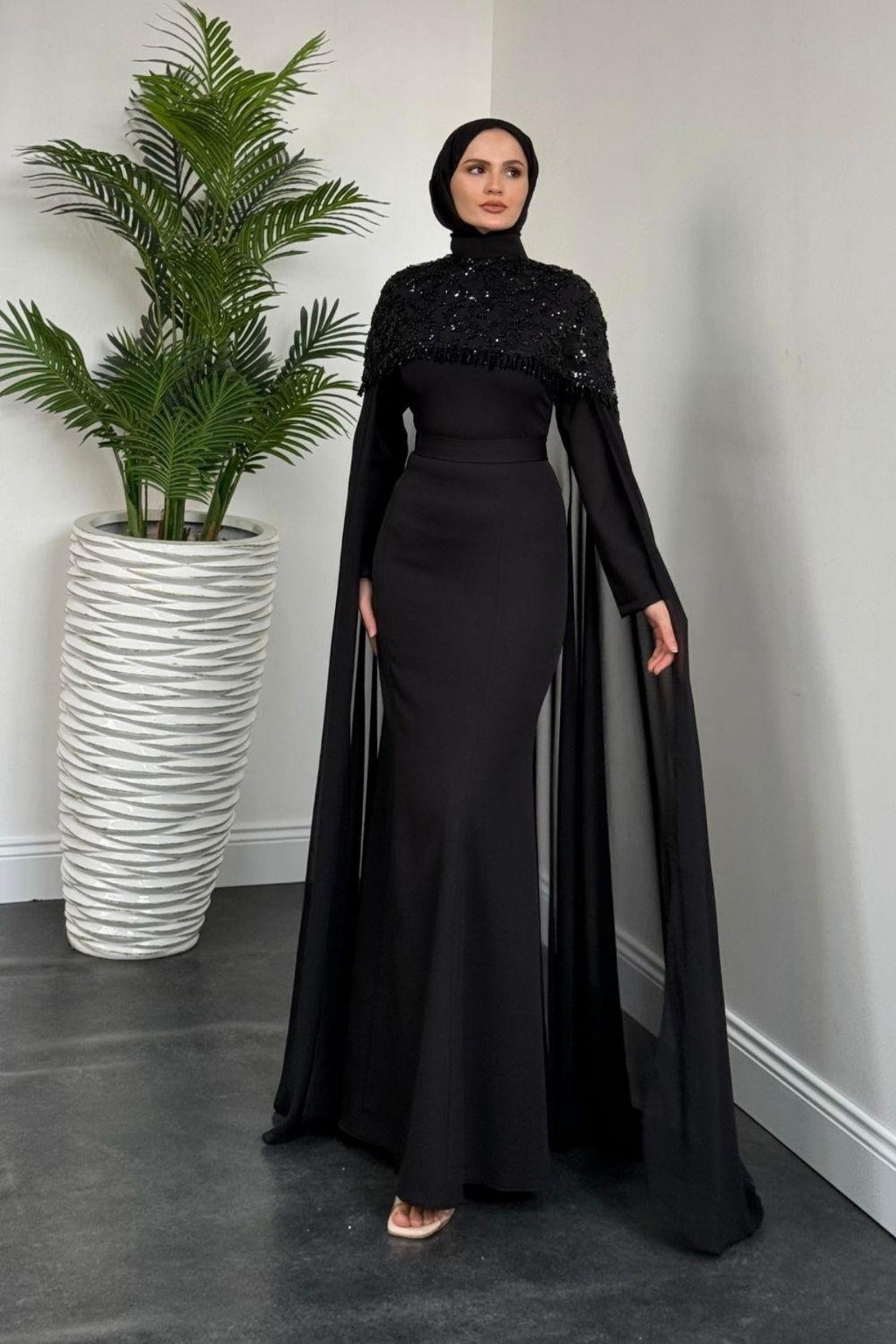 Üstü Boncuk İşlemeli Pelerinli Abiye