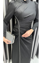 Dikine Şeritli Bel Drapeli Kuyruklu Saten Abiye