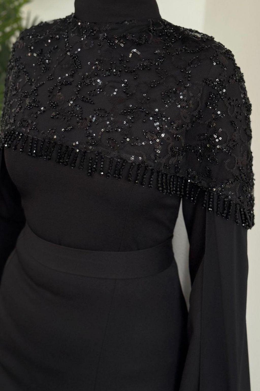 Üstü Boncuk İşlemeli Pelerinli Abiye