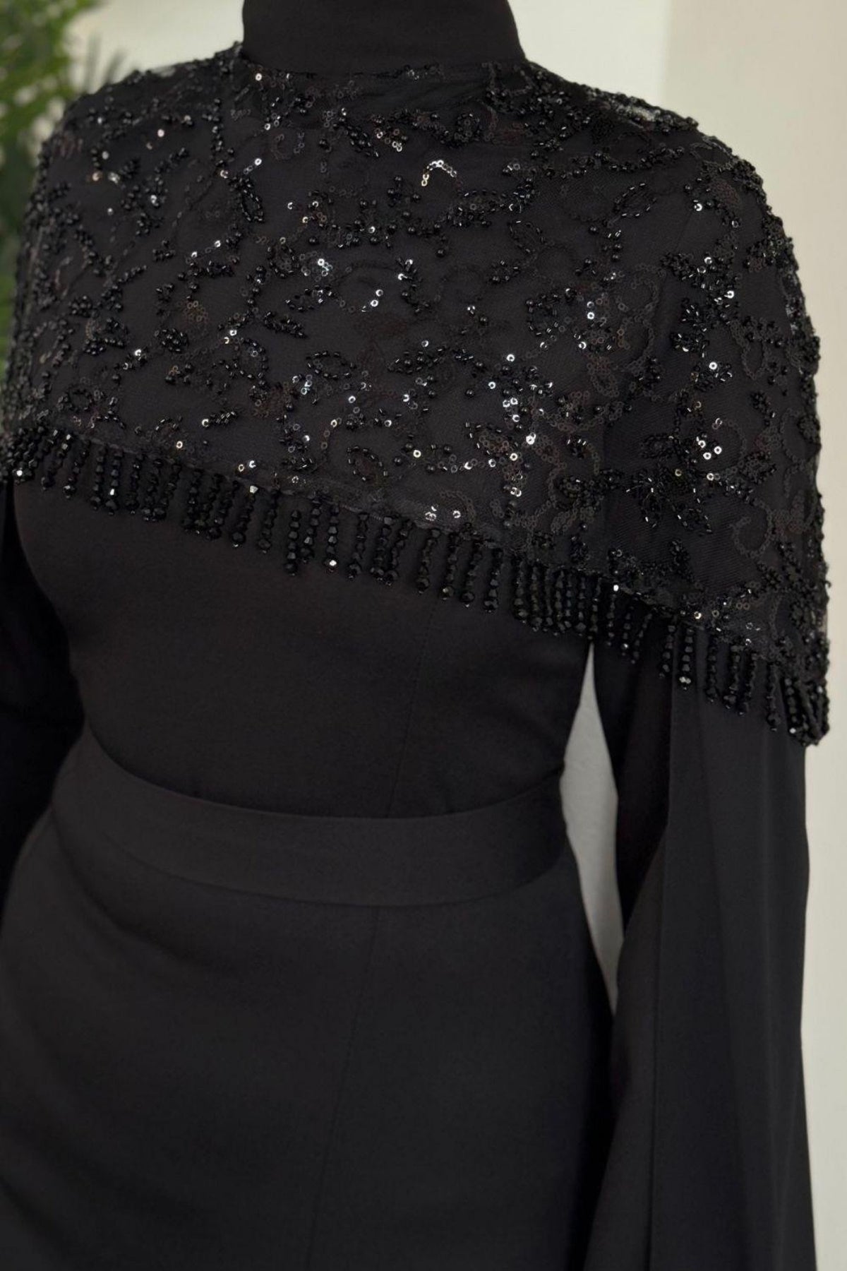 Üstü Boncuk İşlemeli Pelerinli Abiye