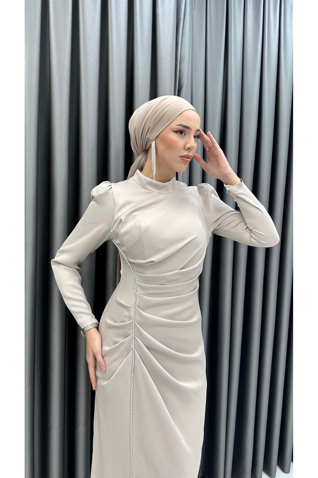 Dikine Şeritli Bel Drapeli Kuyruklu Saten Abiye