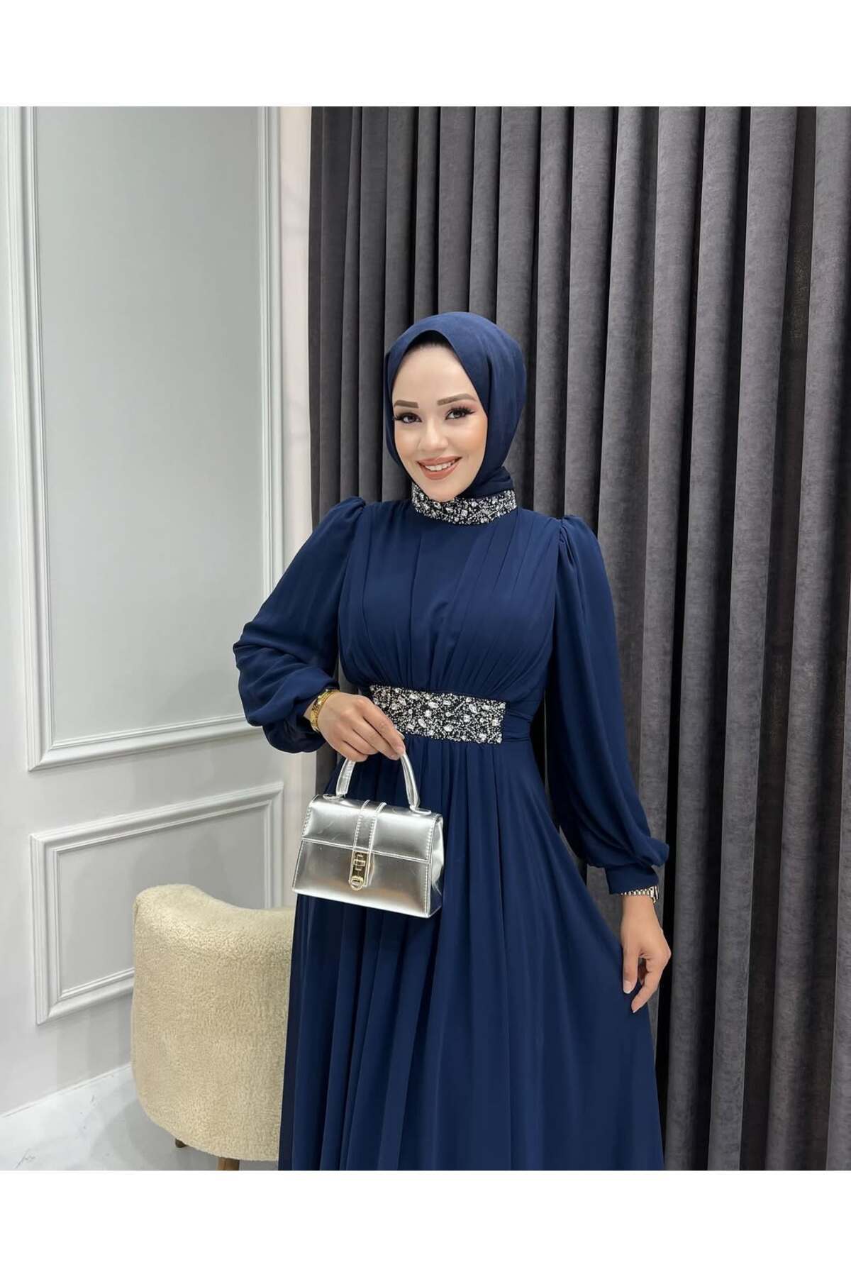 Yaka Ve Kemer Taş İşlemeli Şifon Abiye