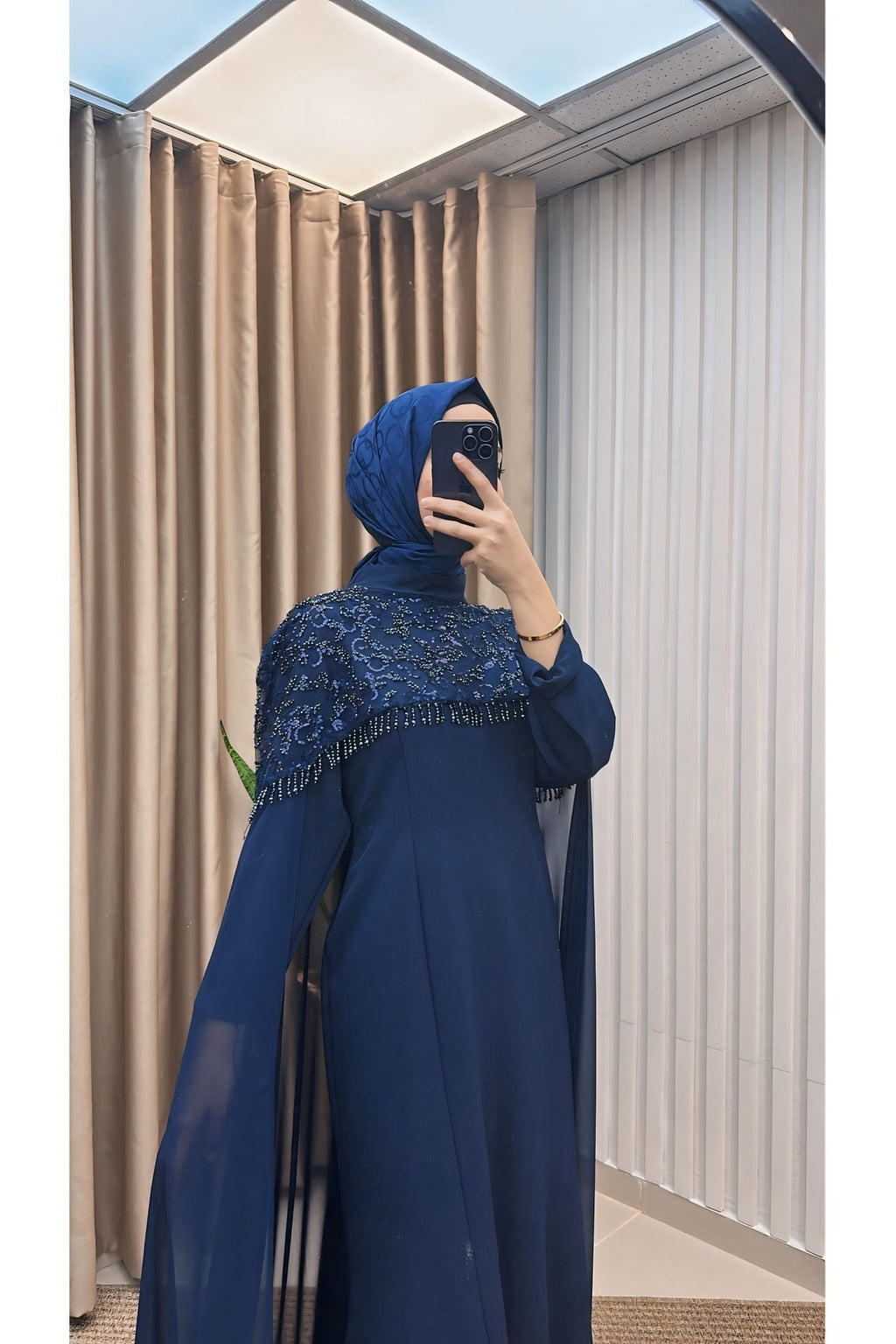 Üstü Boncuk İşlemeli Çıkarılabilir Pelerinli Abiye