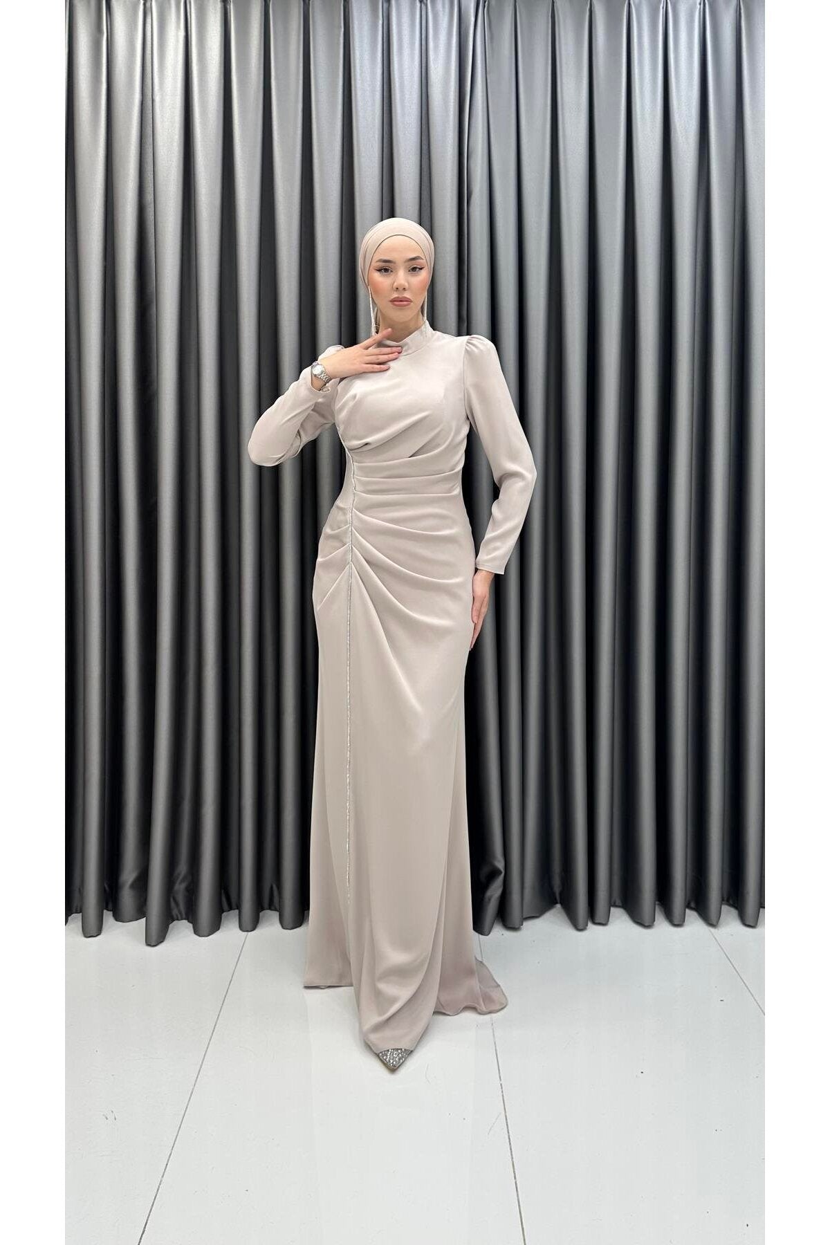 Dikine Şeritli Bel Drapeli Kuyruklu Saten Abiye