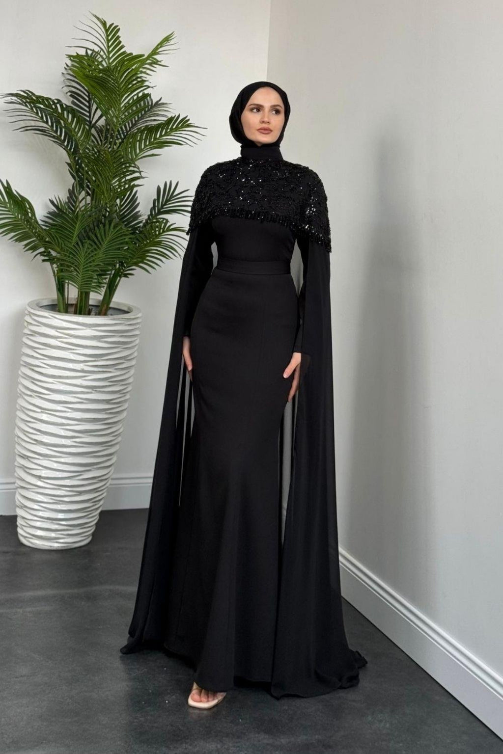 Üstü Boncuk İşlemeli Pelerinli Abiye