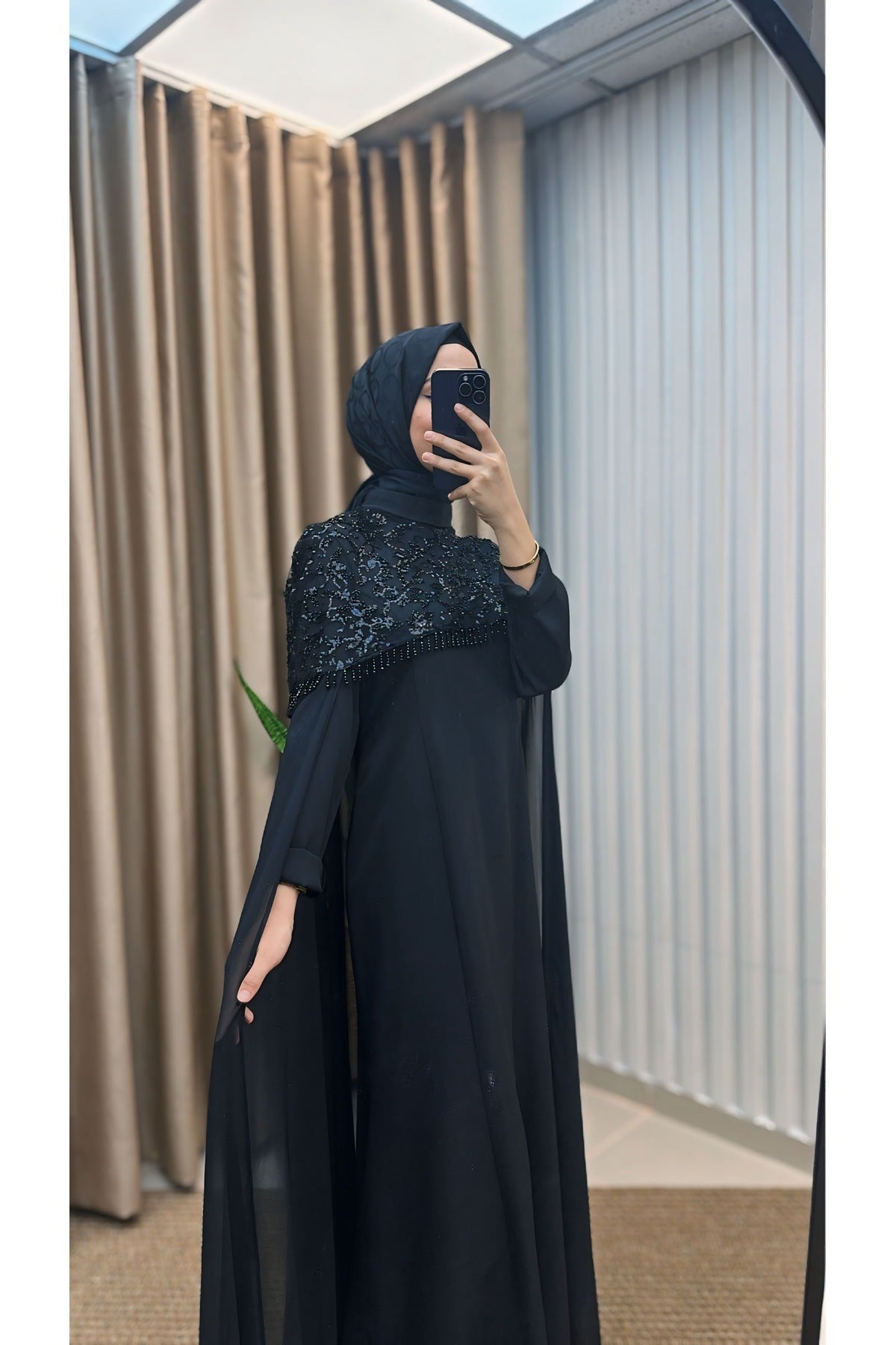 Üstü Boncuk İşlemeli Çıkarılabilir Pelerinli Abiye