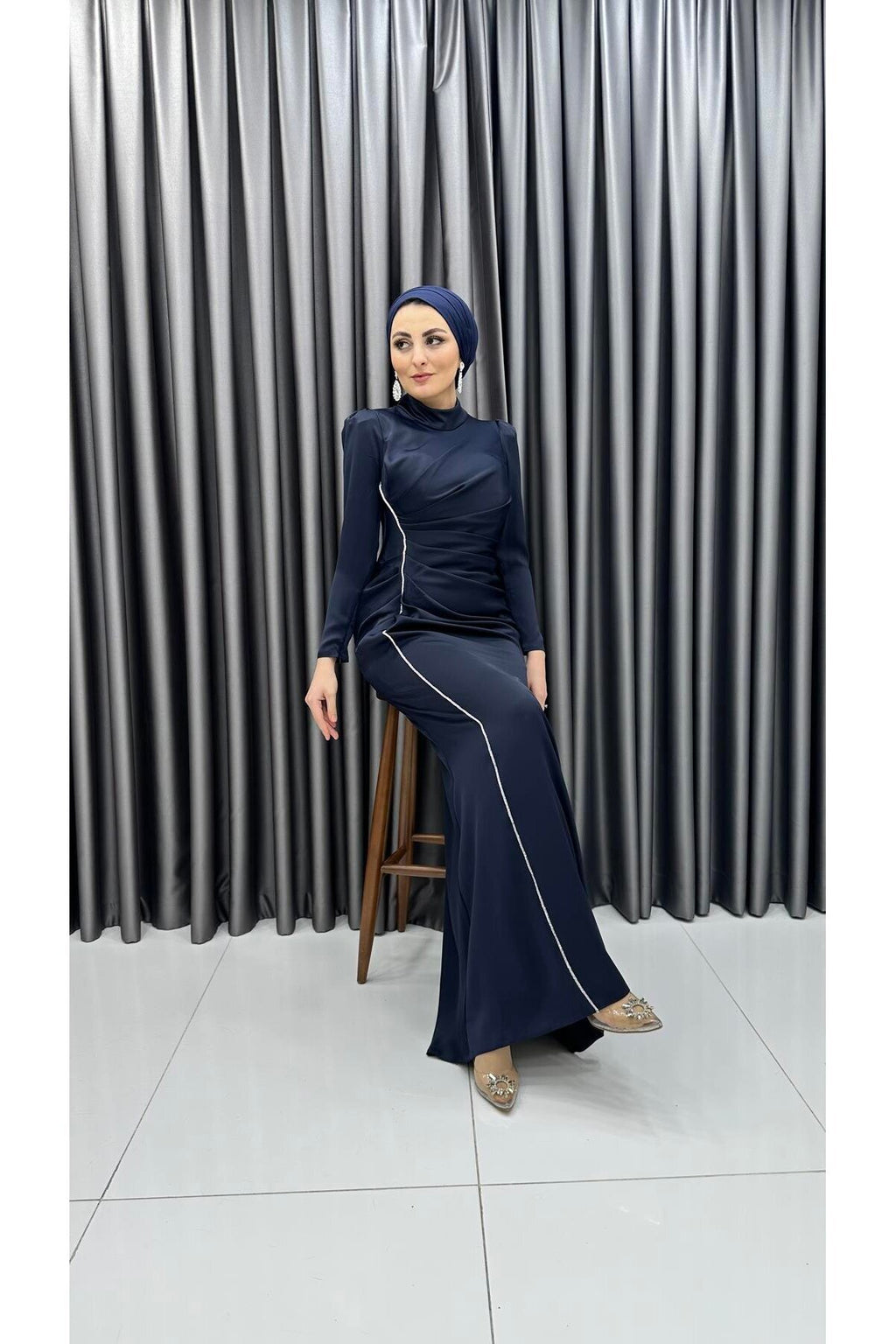 Dikine Şeritli Bel Drapeli Kuyruklu Saten Abiye