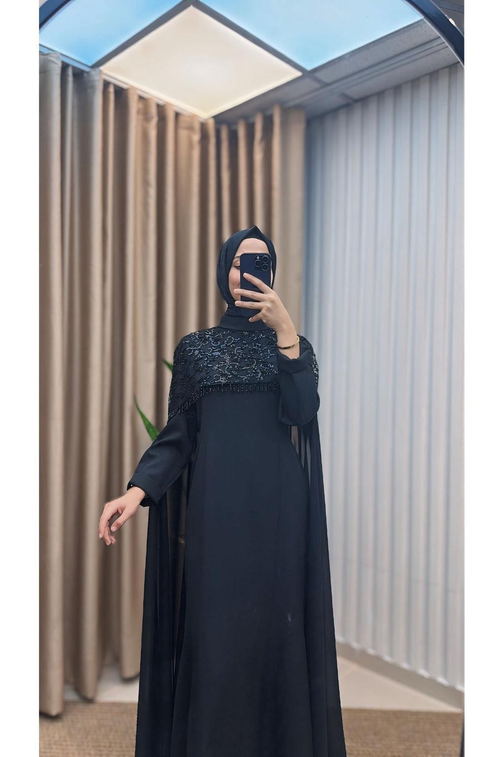 Üstü Boncuk İşlemeli Çıkarılabilir Pelerinli Abiye