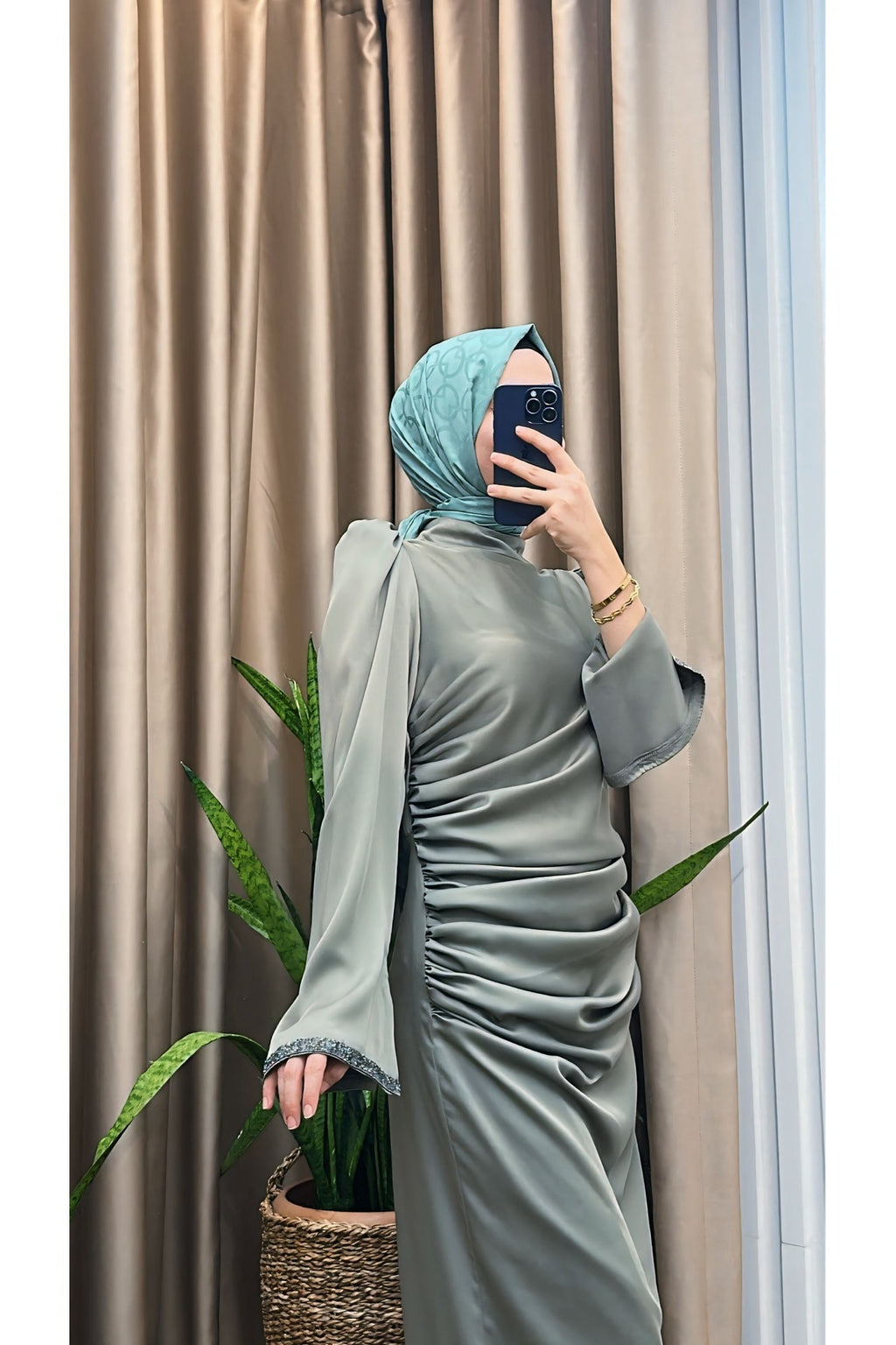 Kol Ucu Taşlı Ve Yırtmaçlı Bel Büzgü Saten Abiye